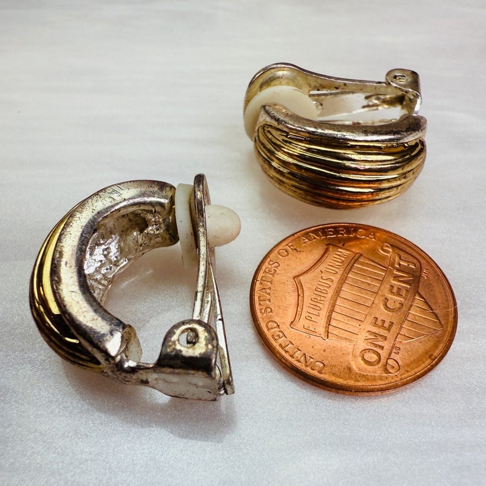 Vintage weighted, two tone, goldtone, silvertone, ribbed clip on earrings - Picture 6 of 9